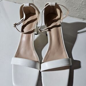 Womens white chuncky heeled sandals. Size 10 eur 42